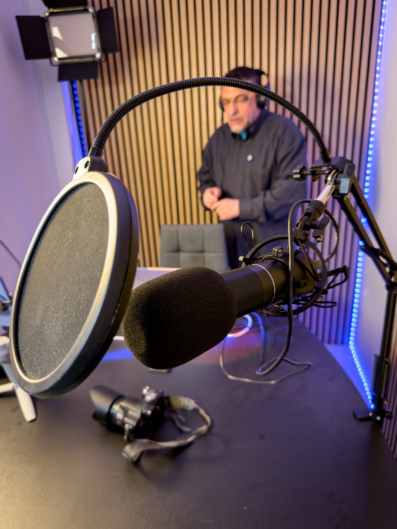 Equipo de audio en el estudio