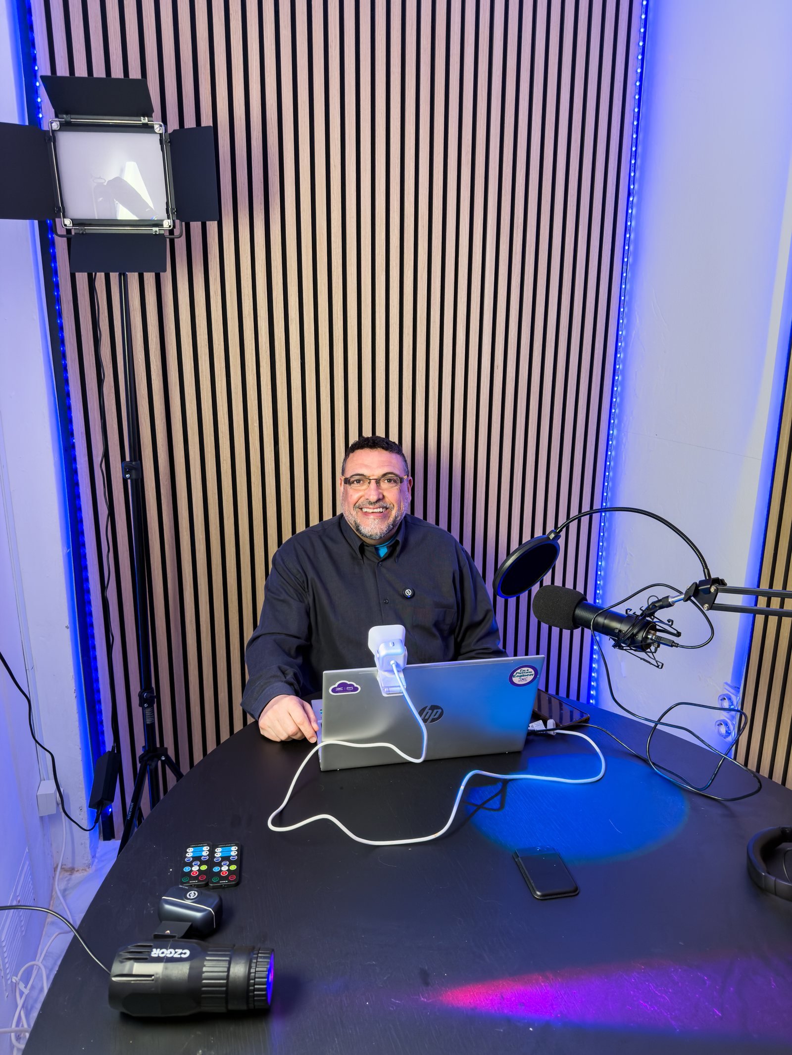 Puesto preparado para podcast y vídeo